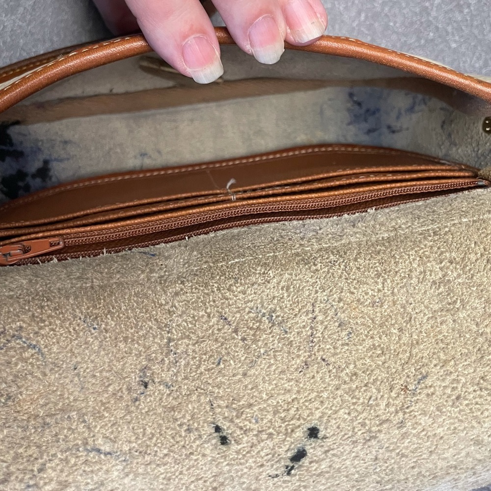 Vintage Dooney Bourke crossbody with strap. - Picture 4 of 5